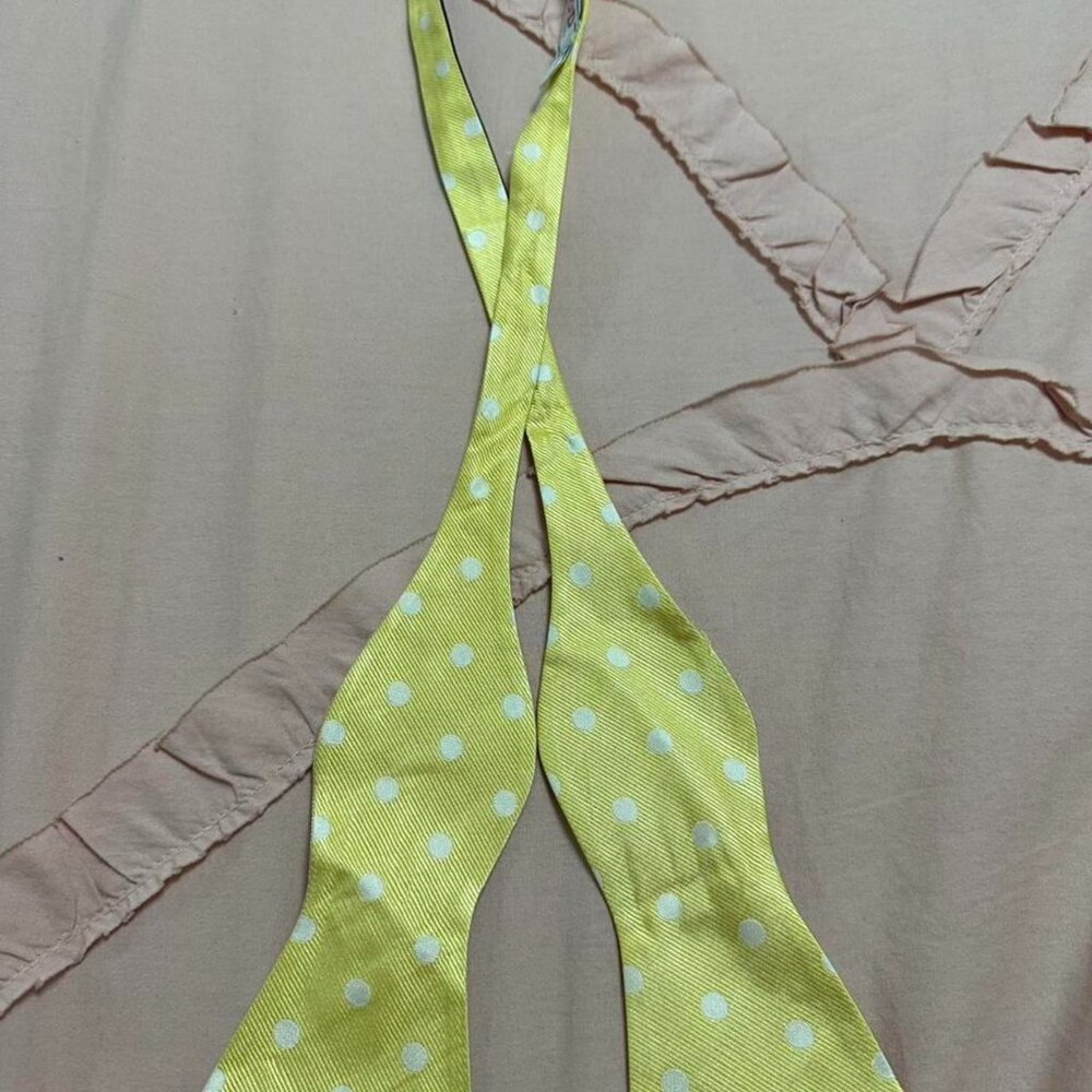 IZOD 100% SILK Yellow & white Polka Dot Bow Tie.